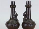 deux vases posés côte à côte sur une table