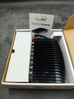 une boîte contenant tout un tas de télécommandes