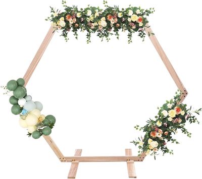 un cadre en bois orné de fleurs et de verdure