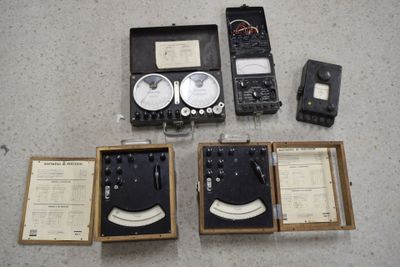 un carton contenant du matériel électronique posé par terre