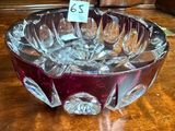 un saladier en verre posé sur une table, avec une étiquette de prix dessus