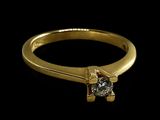 l'image d'une bague en or surmontée d'un diamant
