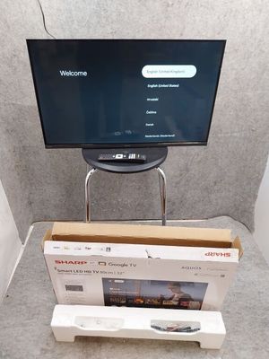un téléviseur à écran plat posé sur un meuble