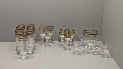 beaucoup de verres posés sur une table