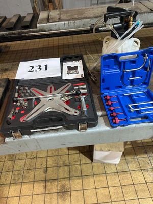 une table avec des outils dans un garage