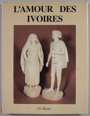 la couverture du livre *L'amour des ours*, sur laquelle figure une statue représentant un homme et une femme