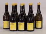 six bouteilles de vin sont alignées dans une rangée