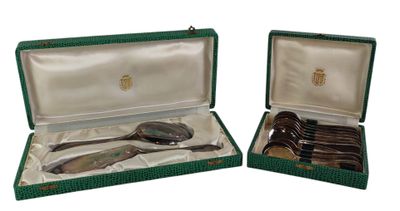 deux cuillères et une fourchette dans un étui vert
