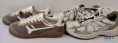 trois paires de chaussures sont alignées sur une surface blanche