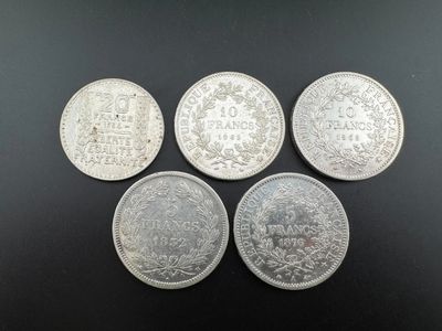 quatre types différents de pièces d'argent sur un fond noir