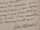 gros plan d'une lettre écrite à la main sur un morceau de papier
