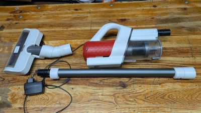 un aspirateur posé sur une table en bois