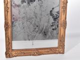 la photo d'une photo représentant une femme dans un miroir