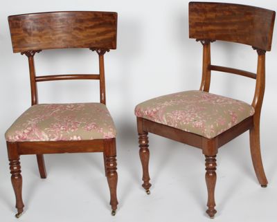 deux chaises en bois dont les assises sont recouvertes d'un tissu à motifs floraux, sur fond blanc