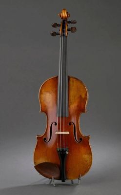 un vieux violon posé sur un chevalet, sur fond gris