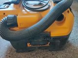un aspirateur posé par terre