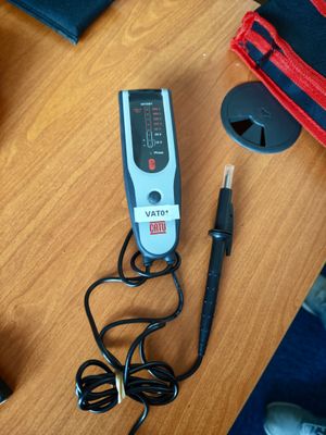 une télécommande posée sur une table à côté d'une paire de chaussures