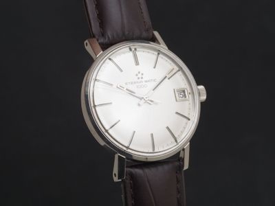 gros plan d'une montre sur fond noir