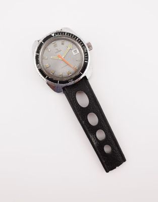 une image d'une montre sur une surface blanche avec un fond blanc