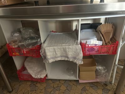 une table dans la cuisine sur laquelle sont posés tout un tas d'objets