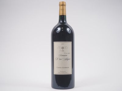 la bouteille de vin est posée sur une surface blanche