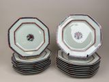 plusieurs assiettes sont empilées sur une table