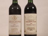 deux bouteilles de vin rouge posées l'une à côté de l'autre sur une table