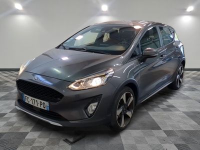 La Ford Fiesta grise est garée sur un sol à damier.