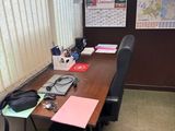 un bureau avec une chaise et un ordinateur dessus