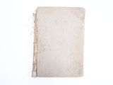 une feuille de papier posée sur une table