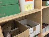 de nombreuses boîtes et bacs sur les étagères de la pièce
