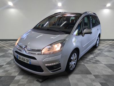 la petite voiture argentée est garée sur un carrelage à carreaux