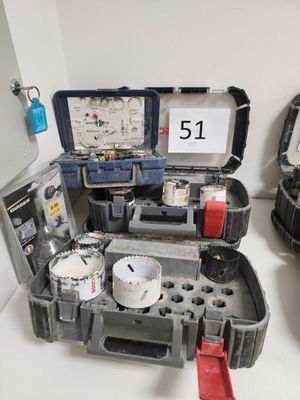 deux outils dans un coffret posé sur une table