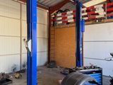 une voiture sur laquelle travaille un mécanicien dans un garage