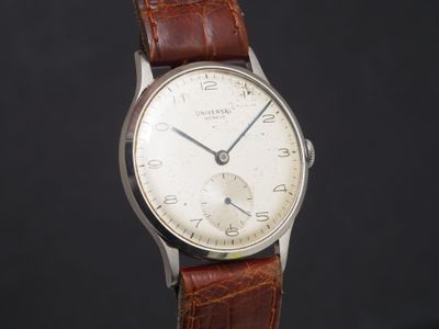 gros plan d'une montre-bracelet avec un bracelet en cuir marron