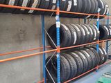 de nombreux pneus sur les étagères du garage