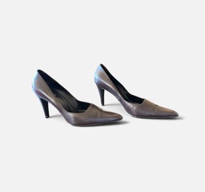 une paire de chaussures pour femme sur fond blanc