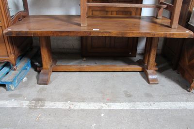 un bureau en bois surmonté d'un miroir