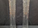 une paire de vases en verre transparent posés sur une table