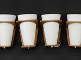trois tasses blanches sont alignées sur une surface noire