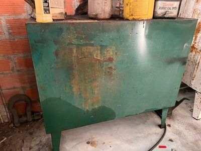 une armoire verte sur laquelle sont posées de nombreuses bouteilles