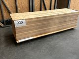 une boîte en bois posée sur une table