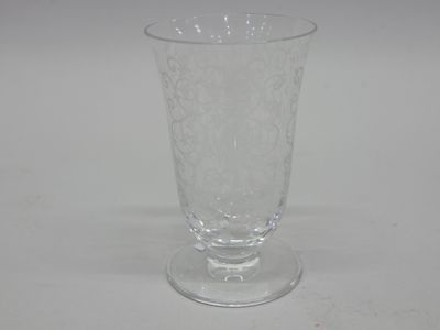 un vase en verre posé sur une table