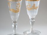 paire de verres à pied en verre gravé, ornés d'une bordure dorée