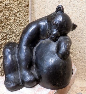 ARNAUD (XX°) Ours endormi, sujet en bronze, signé et numérot…