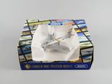 une boîte contenant une maquette de petit avion