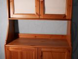 une armoire en bois munie d'une porte vitrée