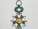 gros plan d'une médaille sur une surface blanche
