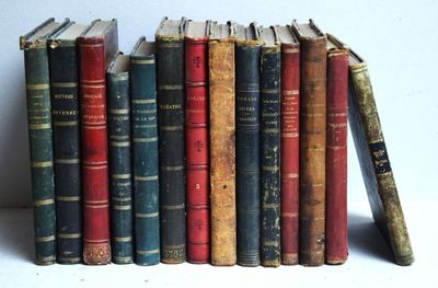 beaucoup de vieux livres empilés les uns sur les autres