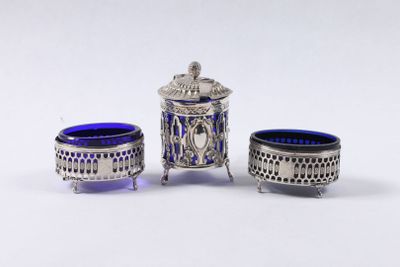 trois morceaux de verre argenté et bleu sur un fond blanc